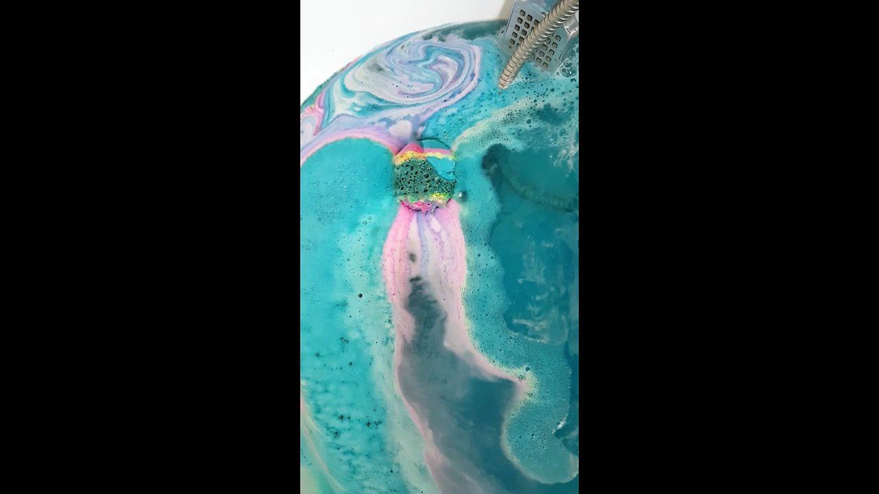 Bombe de bain fondant dans la baignoire