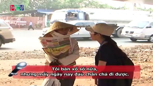 Bất chấp nguy hiểm rình rập để kiếm sống giữa làn đường xe tải