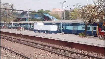 Longest Train  Kashi Vishwanath Express  Passing Tilak Bridge Station