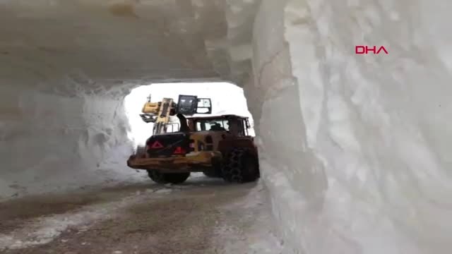 Hakkari Askeri Üs Bölgesinin Yolunu Kar Tünelleri Oluşturarak Açtılar