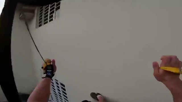 Un parachutiste loupe son atterrissage et se prend un mur à pleine vitesse