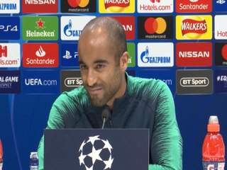 لقطة: كرة قدم: لوكاس مورا مذعور بشأن كميّة الأسئلة في المؤتمر الصحافي