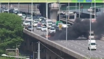 서울 강변북로에서 차량 화재...일대 정체 / YTN