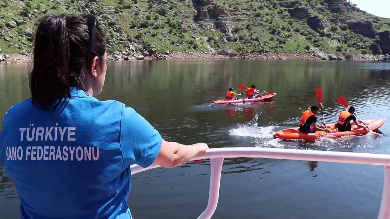 Geleceğin kanocuları Diyarbakır'da kürek çekti