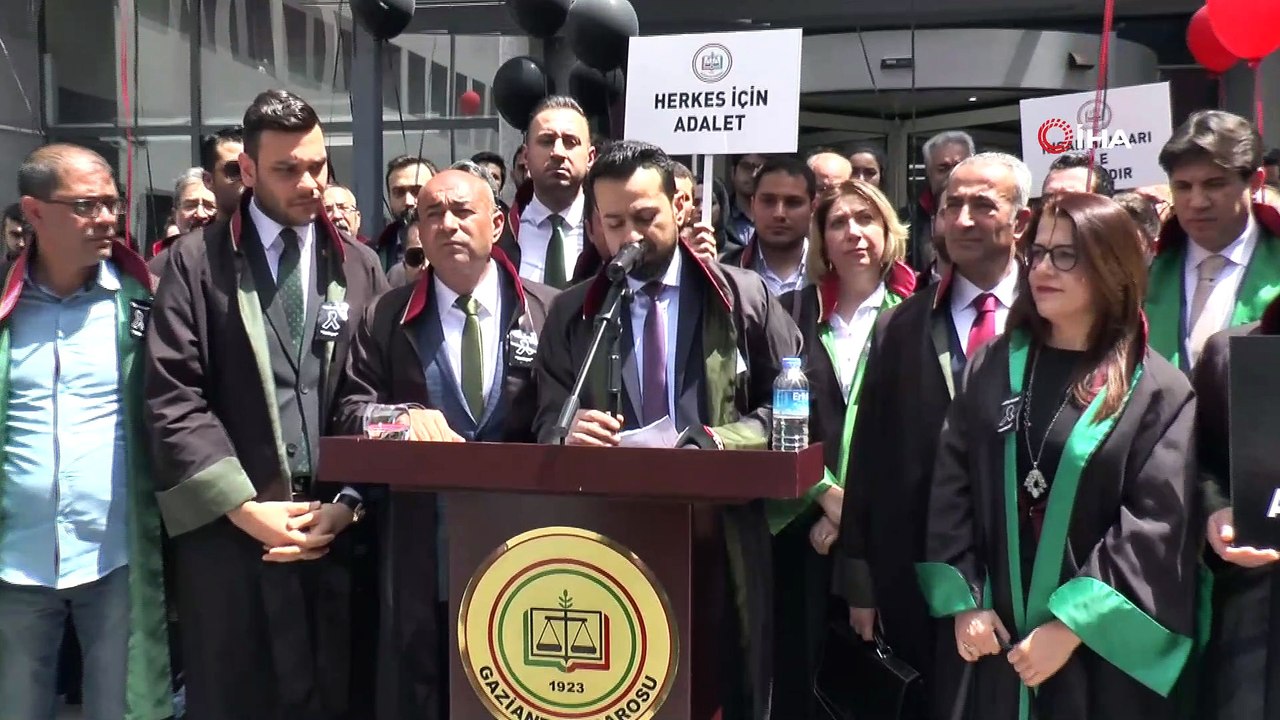 Adliye önünde balonlu cinayet protestosu