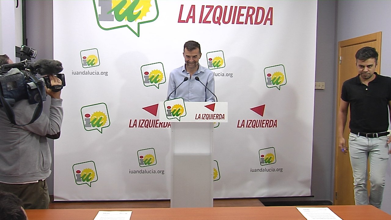 Maíllo conversa con periodistas en la sede de IU Andalucía