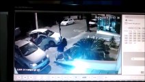 Bandidos rendem casal na porta de prédio em Vitória