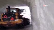 Hakkari’de kar tünelleri oluşturularak yollar açılıyor
