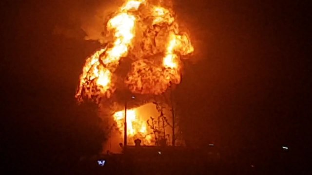 경기 군포 화재 목격자 10층 높이 이상으로 불길 치솟아 / YTN