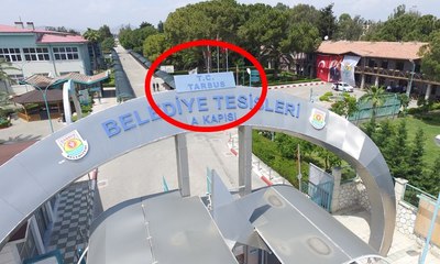 Tarsus Belediyesi tabelasına T.C. eklendi