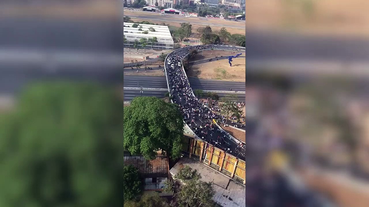 Se oyen disparos cerca de la base La Carlota y venezolanos reportan en redes "fuerte represión" de Maduro
