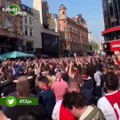 Ajax taraftarları Londra sokaklarını inletti