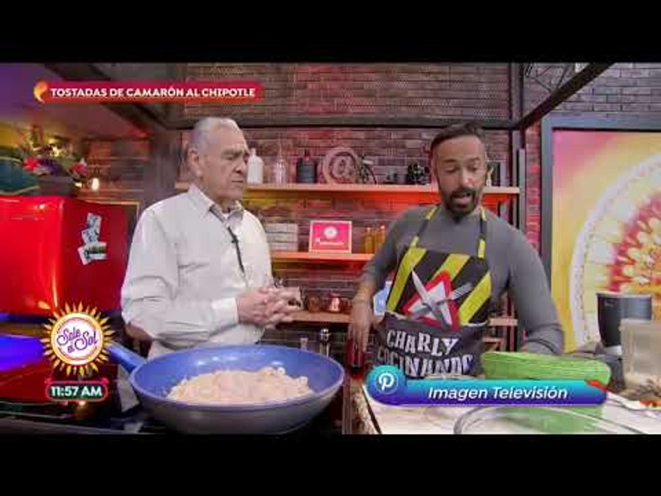 Eric del Castillo en la Cocina de Solteros: tostadas de camarón al chipotle | Sale el Sol