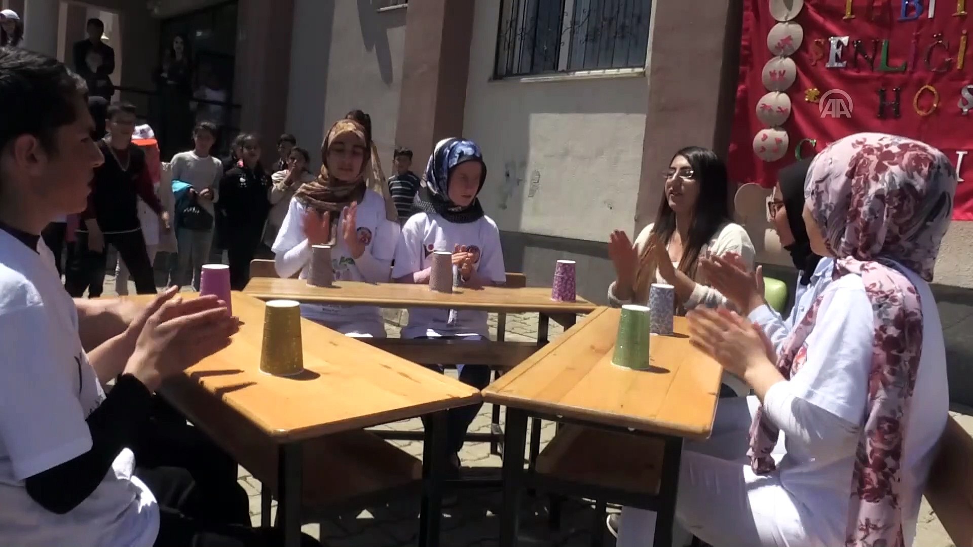Öğrenciler bardak ve masadan ritim tutarak şarkı söyledi - MUŞ -  Dailymotion Video