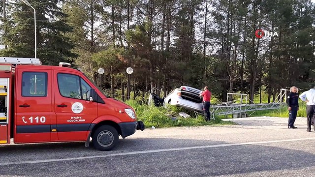 Adıyaman’da facianın eşiğinden dönüldü...Otomobil yüksek gerilim hattına, minibüs ise petrol istasyonundaki dampere çarparak durabildi