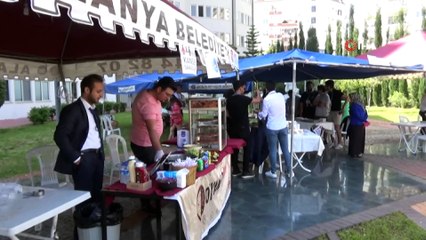 Üniversitelilerden kanser hastalarının yararına konserli kermes