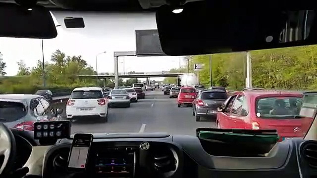 Un motard aide une ambulance dans les bouchons (Toulouse)