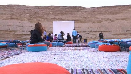 صحراء مصر تتحول إلى دور سينما لزوارها