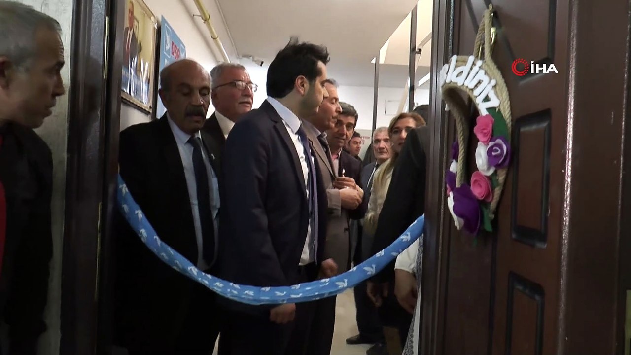 DSP'de güldüren açılış...Açılışta kurdele ve makas olmayınca şalı kesmek zorunda kaldılar