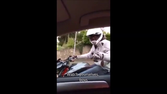 Un biker menace un automobiliste mais le karma va le rattraper
