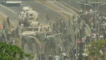 Una tanqueta de Nicolás Maduro atropella a un grupo de civiles opositores