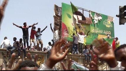 Sudan in transition: Protesters reinforce barricades