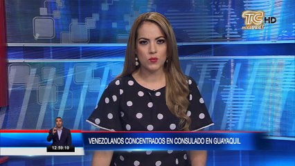 Venezolanos concentrados en consulado en Guayaquil