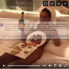 RAGAZZA CHE MANGIA E BEVE NEL LETTO INDOVINATE COME?....