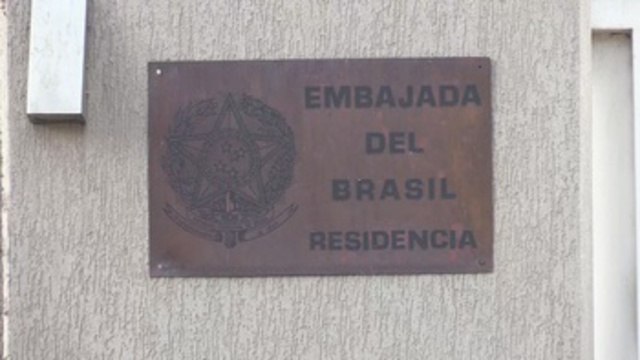 Leopoldo López ingresa a embajada chilena y militares piden asilo en la de Brasil