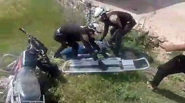 إسعاف الدفاع المدني لأحد ضحايا القصف الروسي وميليشيا أسد