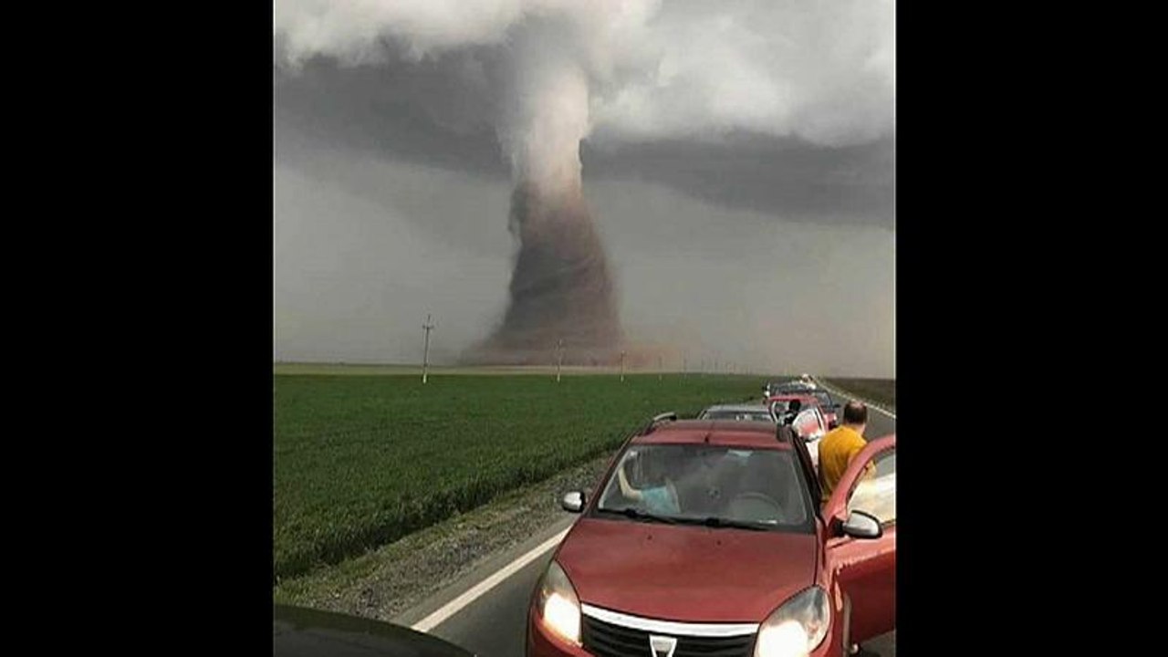 Tornado erfasst Bus und schleudert ihn durch die Luft