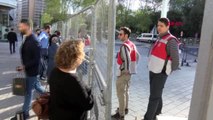 Taksim'de İşe Gitmek İsteyenler Polis Bariyerlerini Geçemedi