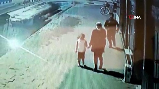 Küçük kızının yanında kapkaça uğrayan neye uğradığını şaşırdı... O anlar kameraya böyle yansıdı