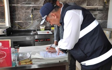 Belediye Başkanı'nı Zabıta Kıyafetiyle Karşısında Gören Esnaf Şaşıp Kaldı