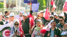 HAK-İŞ üyeleri Kazancı Yokuşu'na karanfil, Taksim Cumhuriyet Anıtı'na ise çelenk bıraktılar (2) - İSTANBUL