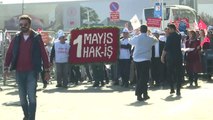 Hak-İş Üyeleri Kazancı Yokuşu'na Karanfil, Taksim Cumhuriyet Anıtı'na İse Çelenk Bıraktılar (1)