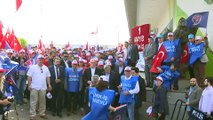 TÜRK-İŞ üyeleri Kazancı Yokuşu'na karanfil, Taksim Cumhuriyet Anıtı'na ise çelenk bıraktılar - İSTANBUL