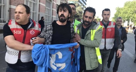 Taksim'e Yürümek İsteyen Gruplara Müdahale Anı Kamerada