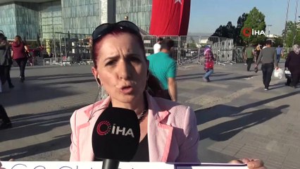 Boşanma davası açmasını davul dümbelek ile kutlayan kadın, aylardır boşanamayınca eylem yaptı