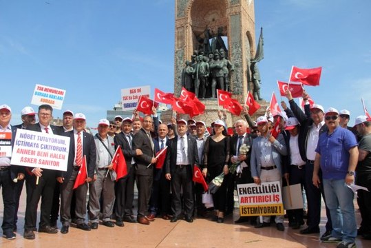 Taksim Meydanı'nda Davul ve Zurna Eşliğinde 1 Mayıs Kutlaması