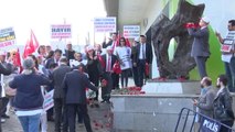 İstanbul-Bazı Sendika Üyeleri Kazancı Yokuşuna Karanfil Bıraktı