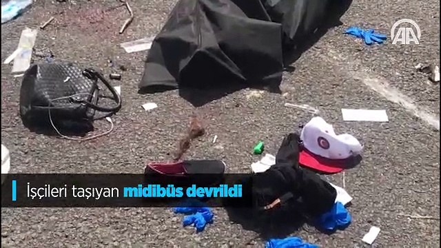 İşçileri taşıyan midibüs devrildi