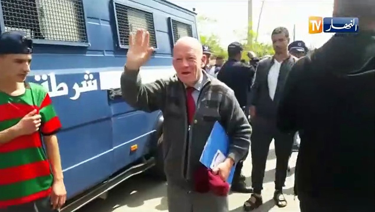 تيبازة: الحاج يصنع الحدث "بشطحة" أمام المحكمة !!