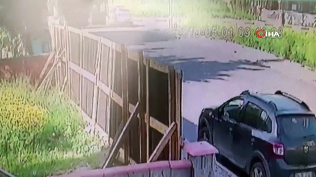 Sultanbeyli’de İETT otobüsüyle polis aracının çarpışma anları kamerada