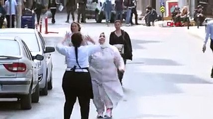 Polis Taksim’i kapatınca esnaf voleybol oynadı