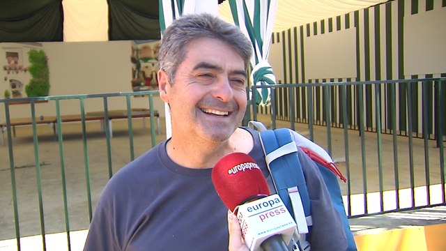 Trabajadores de la Feria de Sevilla retocan los últimos detalles