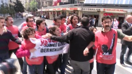 Télécharger la video: Taksim Meydanına Girmeye Çalışan Gruba Gözaltı - 1