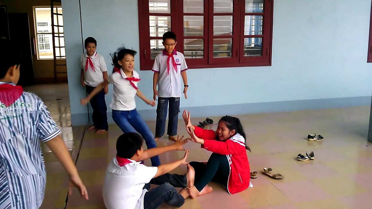 Vietnamese traditional game - Planting flower buds