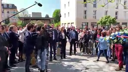 Montigny-lès-Metz : Marine Le Pen dépose une gerbe devant la statue Jeanne d'Arc