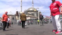 İstanbul- Taksim Meydanı'nda Futbol Oynadılar